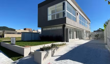 LINDA CASA EM CONDOMÍNIO DE ALTO PADRÃO