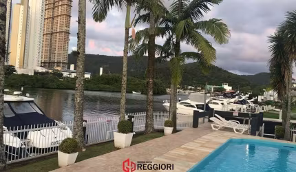 CASA EM BC 4 SUÍTES VAGA NÁUTICA 50 PÉS BARRA SUL