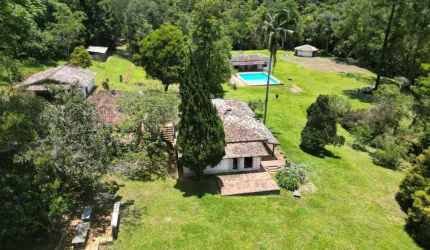 Sitio à venda Estrada do Vargedo 231.000m² de área de terreno, 700m² Área construída, Piscina, Riacho - Bairro Vargedo - São Lourenço da Serra/SP.