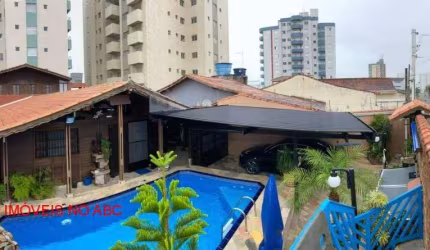 Belíssima Casa Térrea de Madeira com Piscina, Hidro, Churrasqueira, Sauna venda 50 Metros da Praia Mar em Mongaguá.