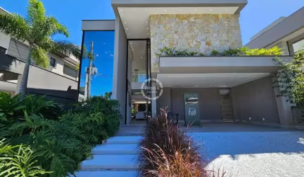 Casa de Luxo, com 6 Suítes + dependência de empregada!