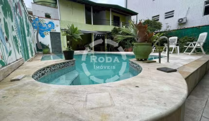 Casa tipo sobrado a venda em Santos, localizado no bairro da Aparecida.