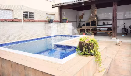Sobrado com piscina na Ponta da Praia com Piscina - Oportunidade Única!