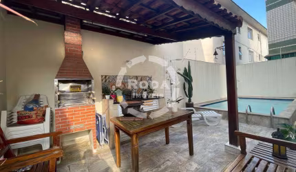 Casa tipo sobreposta baixa a venda em Santos, localizada no bairro do Embaré.