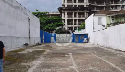 Ótimo Terreno, portão largo, piso concretado, guarita frontal, depósito com banheiro.
