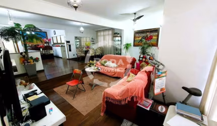 Casa Sobreposta Alta com 3 Dormitórios, 2 Suítes, Quintal e 2 Vagas – Excelente Localização