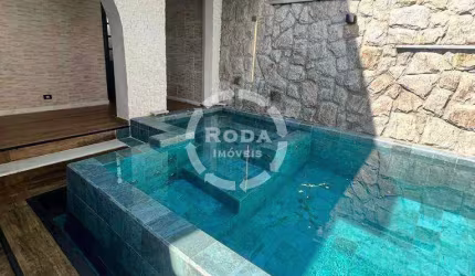 Casa com piscina a venda em Santos, localizada no bairro do Boqueirão.