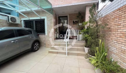 Casa Sobrado à venda no Bairro do Gonzaga em Santos