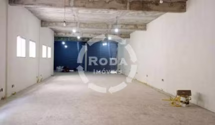 Loja comercial, com banheiro, copa e área administrativa.