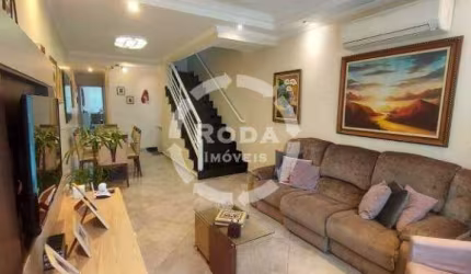 Descubra o prazer de morar em um sobrado triplex espaçoso e aconchegante no Embaré!