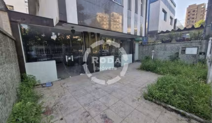 Sobrado com edícula para locação, no bairro da Ponta da Praia em Santos.