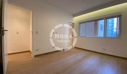 Apartamento alto padrão, totalmente reformado, com vista mar, 3 dormitórios, 1 suíte, dependência completa, na Vila Rica, em Santos/SP.