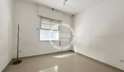 Kitnet à venda na quadra da praia, em Santos/SP.