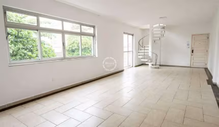 'Amplo Apartamento Duplex com 208m² no Embaré em Santos/SP a 1 Quadra da Praia e Próximo à Igreja do Embaré'