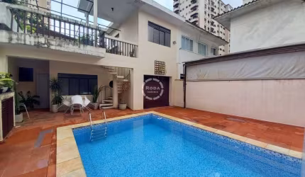 Sobrado Espaçoso no Embaré – 4 Dormitórios com Piscina e Localização Privilegiada