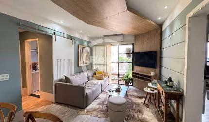 APARTAMENTO FINAMENTE DECORADO 2 DORMITORIS 1 SUITE 1 VAGA TODO MOBILIADO