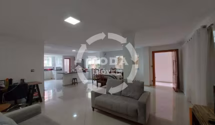 Sobrado no Campo grande , sala 2 ambientes em conceito aberto,3 dormitórios , 2 vagas com piscina e salão de festas.
