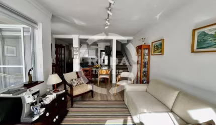 Sobrado independente à venda, todo reformado e modernizado, lindo – Ponta da Praia, dois quartos, 01 vaga de garagem.