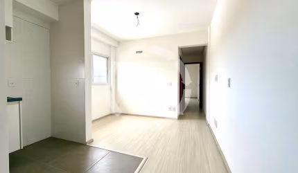 Apartamento novinho com varanda e elevador no Estuário – 2 Dorms | Vista livre | Prédio com churrasqueira na cobertura