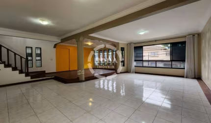 Super Casa à Venda no Embaré, Santos: 5 Quartos (3 Suítes), Lazer e 4 Vagas!