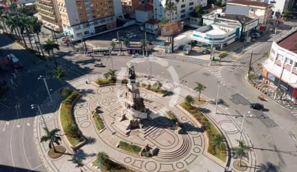 Apartamento de 2 dormitórios em Santos no Gonzaga, sala 2 ambientes, 2 banheiros.