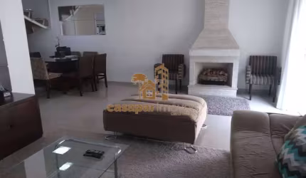 Sobrado à Venda em Condomínio Fechado com 3 quartos e lazer completo