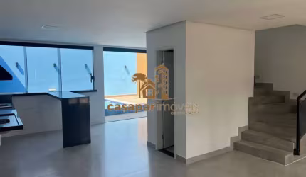 Sobrado Novo e Vago com 126m² e 3 Suítes, Piscina e Espaço Gourmet