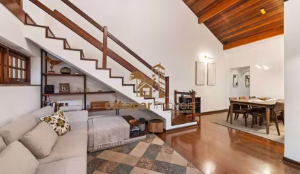 Sobrado à Venda com Piscina e Alto Padrão de Acabamento, 240m² de Conforto