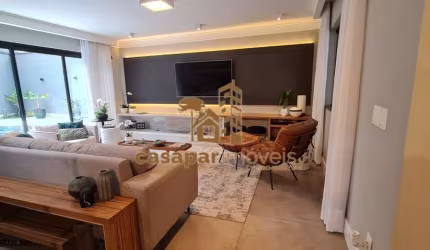 Sobrado Mobiliado e Decorado à Venda, 321m² com 4 Suítes, Piscina e 4 Vagas