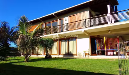 Casa à venda, Campeche, Florianópolis, SC - Possui 5 dormitórios sendo 3 suítes com piscina a 100 m
