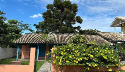 Casa de 3 quartos e 2 vagas de garagem com jardim grande  à venda na rua sem saida no sul da ilha,