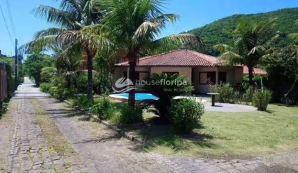 Casa em Condominio com 4 Dormitórios, Piscina, 2 Edículas, com Espaçoso Jardim, à Venda, a 250 m da
