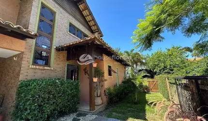 Casa à venda, Lagoa da Conceição, Florianópolis, SC - Localizada no canto da Lagoa a 70m da lagoa