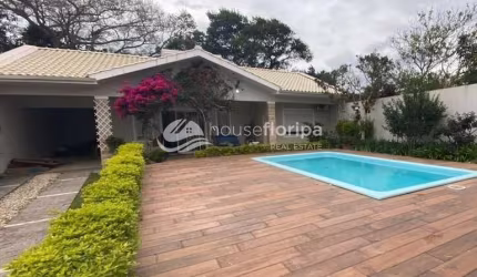 Casa Térrea Com Quintal Espaçoso, Piscina, a 500 m da Praia, à Venda, Campeche, Florianópolis, SC