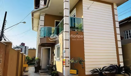 Casa de 3 quartos com espaço gourmet e quintal à venda, perto do Shopping Beira Mar, excelente loca