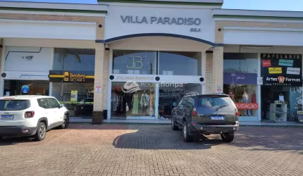 Linda e ampla loja localizada no centrinho da Lagoa da Conceição, muito bem localizada e com estaci