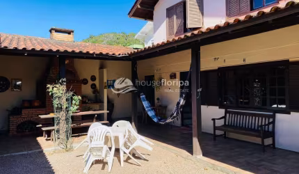 Casa de 3 quartos sendo um suite, piscina e quintal  à venda, Morro das Pedras/Campeche, Florianópo