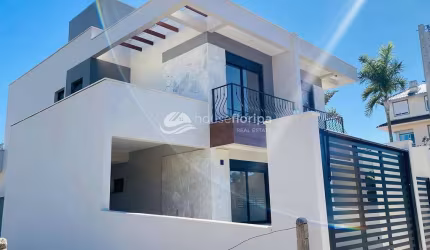 Casa de 3 quartos, com quintal amplo e churrasqueira, à venda a 100 m da Praia dos Açores, localiza