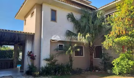 Casa no Campeche à venda com 6 dormitórios, grande terreno, espaço gourmet e piscina, a poucos minu