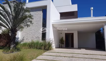 Linda casa a venda com duas Suites com jacuzzi, espaço gourmet,  com excelente infraestrutura em um