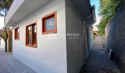 Casa à venda de 1 dormitório em condomínio fechado, no Porto da Lagoa, Florianópolis, SC