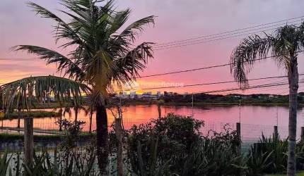 Casa à venda com 3 dormitórios, em frente da Lagoa Pequena, no Novo Campeche, Florianópolis, SC