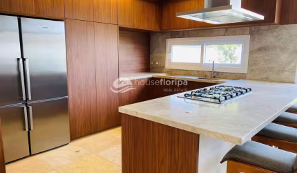Casa mobiliada de 5 dormitórios em condomínio fechado à venda no Campeche - conforto, elegância e p