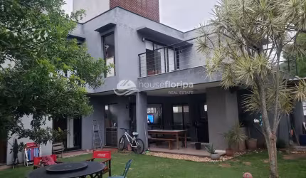 Linda casa com 4 dormitórios à venda, em local tranquilo no Rio Tavares, Florianópolis, SC