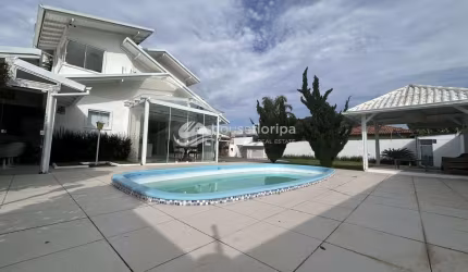 Casa à venda, Morro das Pedras, Florianópolis, SC - Possui 4 dormitórios, uma área gourmet completa