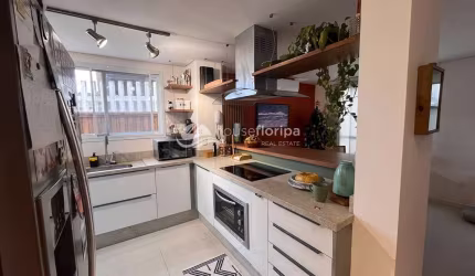 Casa 3 quartos e 1 sotão, próximo ao mar, estrutura completa à venda, Morro das Pedras, Florianópol