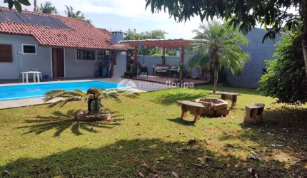 Casa à venda com 3 dormitórios e piscina , com terreno individual de 465m2, no Campeche, Florianópo