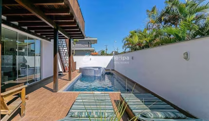 Belíssima casa com piscina em Condomínio fechado com saída privativa para a praia do Morro das Pedr