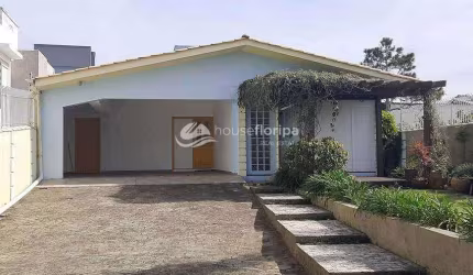 Casa individual à venda com 3 dormitórios pertinho da praia, Morro das Pedras, Florianópolis, SC