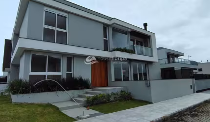VILLA PAMPLONA- Belíssima casa alto padrão, à venda em um dos bairros mais procurados do sul da ilh